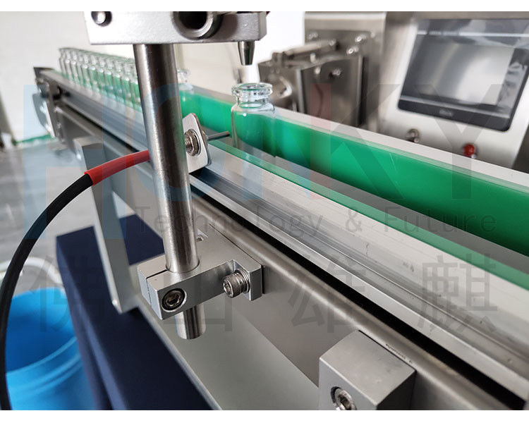 Μηχανή πλήρωσης φιαλιδίων 5ml μικρού μεγέθους με μεταγωγικό τροφοδοσίας μπουκαλιών και Samll Bach για την πλήρωση καλλυντικών ελαίων