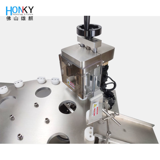 Ημιαυτόματη μηχανή διπλής κεφαλής μικρού όγκου για την πλήρωση υγρού και το κάλυμμα με λειτουργία servo capping